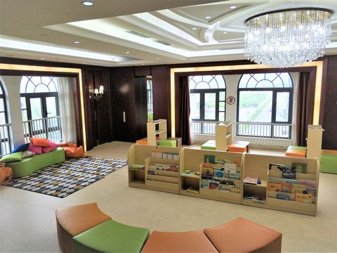 großer Kindergarten räum Taicang Leseraum mit Sofas und Bücher