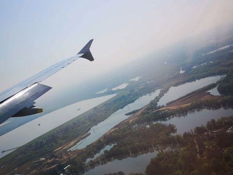 Foto aus Flugzeug Seen und Wälder