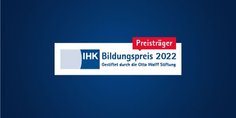 Blaues Bild weißer Banner mit blauer Schrift "IHK Bildungspreis 2022 - gestiftet durch die Otto Wolff Stiftung"